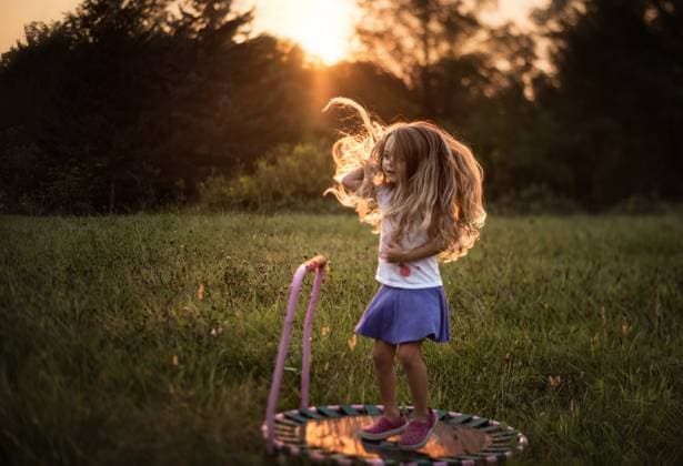 Creative Highlights Symbolbilder Beautiful little girl with blonde curls bouncing on trampoline Wooster, Ohio, United States CR_JOKU240507CB-1422607-01 ,model released, Symbolfoto