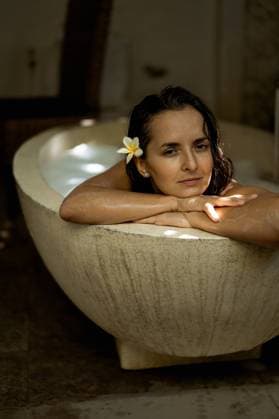 Beautiful woman taking a bath. Ubud, Bali, Indonesia CR_YUKI2405074C-1422912-01 ,model released, Symbolfoto