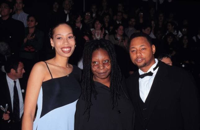 KATHY HUTCHINS HUCTHINS PHOTO AGENCY.1 11 98 PEOPLE S CHOICE AWARDS .WHOOPI GOLDBERG & DAUGHTER & ??????? EDITORIAL USE ONLY Copyright: xx x khphotos181467
