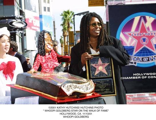 2001 KATHY HUTCHINS HUTCHINS PHOTO. WHOOPI GOLDBERG STAR ON THE WALK OF FAME .HOLLYWOOD, CA. 11 13 01. WHOOPI GOLDBERG EDITORIAL USE ONLY Copyright: xx x khphotos181843