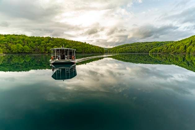 Kozjak See Elektrisches Touristen Boot auf dem grössten See Kozjak im Nationalpark Plitvicer Seen, Kroatien, Europa Electric Tourist boat on the biggest lake Kozjak of Plitvice Lakes National Park, Croatia, Europe *** Kozjak Lake Electric Tourist boat on the biggest lake Kozjak of Plitvice Lakes National Park, Croatia, Europe Electric Tourist boat on the biggest lake Kozjak of Plitvice Lakes National Park, Croatia, Europe