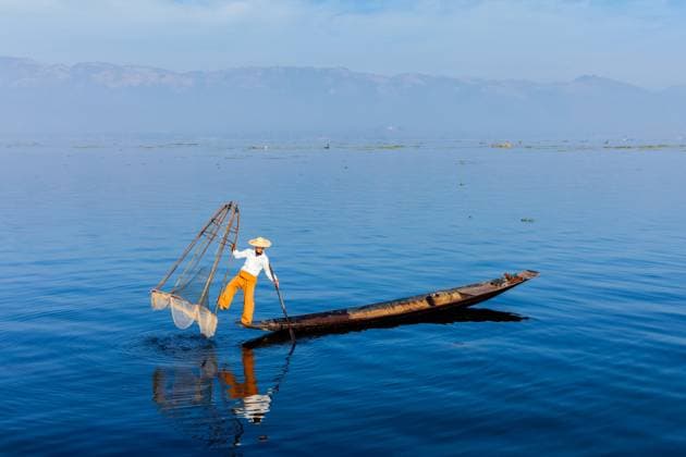 Creative Highlights Symbolbilder Myanmar travel attraction landmark, Traditional Burmese fisherman at Inle lake, Myanmar famous for their distinctive one legged rowing style *** Myanmar Travel Attraction landmark, Traditional Burmese Fisherman AT Inle lake, Myanmar Famous for their distinctive One Legged rowing Style Copyright: imageBROKER/DmitryxRukhlenko ibxdmr10554237.jpg ,model released, Symbolfoto ,property released RECORD DATE NOT STATED
