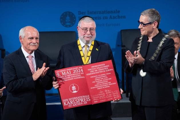 Bilder des Jahres 2024, News 05 Mai News Themen der Woche KW19 News Bilder des Tages v.l. Juergen LINDEN, Jürgen, Vorsitzender des Karlspreis-Direktoriums, Oberrabbiner Pinchas GOLDSCHMIDT, Praesident der Konferenz der europaeischen Rabbiner (CER), Sibylle KEUPEN, Oberbuergermeisterin der Stadt Aachen, Internationaler Karlspreis der Stadt Aachen, Verleihung an Oberrabbiner Pinchas GOLDSCHMIDT, Praesident der Konferenz der europaeischen Rabbiner (CER), Verleihung im Rathaus der Stadt Aachen am 09.05.2024. *** f l Juergen LINDEN, Jürgen, Chairman of the Charlemagne Prize Board of Directors, Chief Rabbi Pinchas GOLDSCHMIDT, President of the Conference of European Rabbis CER , Sibylle KEUPEN, Mayor of the City of Aachen, International Charlemagne Prize of the City of Aachen, Award ceremony for Chief Rabbi Pinchas GOLDSCH