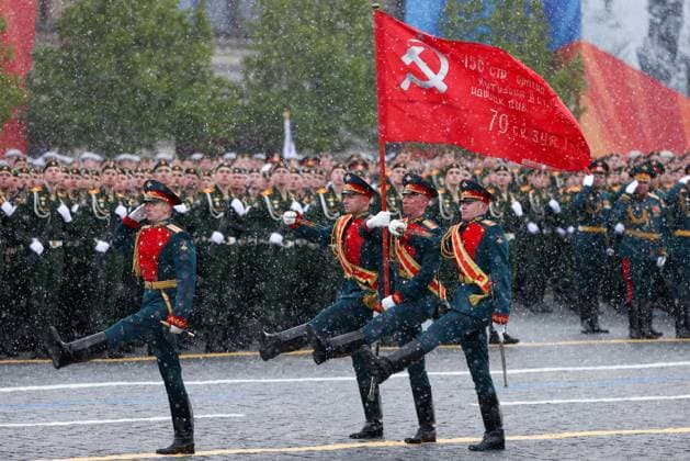 Bilder des Jahres 2024, News 05 Mai News Themen der Woche KW19 News Bilder des Tages RUSSIA, MOSCOW - MAY 9, 2024: Servicemen march in formation during a Victory Day military parade in Red Square marking the 79th anniversary of the victory over Nazi Germany in World War II. Artyom Geodakyan TASS  69835461