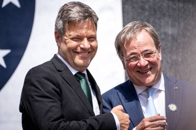 News Bilder des Tages Verleihung des Internationalen Karlspreises im Rathaus der Stadt Aachen Dr. Robert Habeck, Bundeswirtschaftsminister und Armin Laschet auf dem Katschhof im Anschluss an den Festakt zur Verleihung des Internationalen Karlspreises im Rathaus der Stadt Aachen, Aachen, 09.05.2024 Aachen Nordrhein-Westfalen Deutschland *** Presentation of the International Charlemagne Prize in the City Hall of Aachen Dr Robert Habeck, Federal Minister of Economics and Armin Laschet on the Katschhof following the ceremony for the presentation of the International Charlemagne Prize in the City Hall of Aachen, Aachen, 09 05 2024 Aachen North Rhine-Westphalia Germany