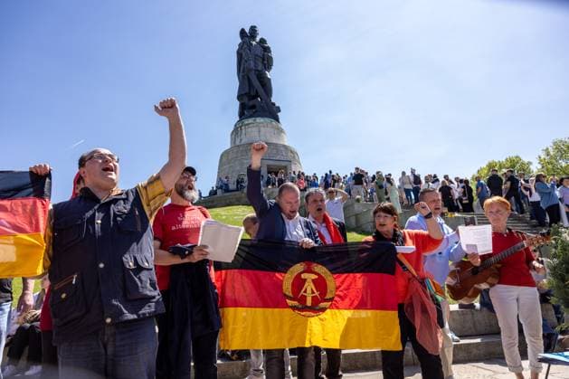 News Themen der Woche KW19 Berlin Tag des Sieges, Treptower Park, Berlin, 09.05.2024 Flagge der Deutschen Demokratischen Republik, DDR Flagge Tag des Sieges, Treptower Park, Berlin, 09.05.2024 *** Berlin Victory Day, Treptower Park, Berlin, 09 05 2024 Flag of the German Democratic Republic, GDR Flag Victory Day, Treptower Park, Berlin, 09 05 2024 Copyright: xEibner-Pressefoto JadrankoxMarjax EP_JMC