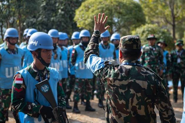 RECORD DATE NOT STATED A Nepali solider, serving as a field training exercise instructor, advises Indonesian National Armed Forces service members participating in the practical examination portion of the rules of engagement (ROE) and UN cross-cutting themes (UNCCT) course during Exercise Shanti Prayas IV at the Birendra Peace Operations Training Centre on Feb. 26, 2024. The ROE and UNCCT course enhances the peacekeepers understanding of how to properly operate while conducting peacekeeping operations. Shanti Prayas IV is a multinational peacekeeping exercise sponsored by the Nepali Army and U.S. Indo-Pacific Command and is the latest in a series of exercises designed to support peacekeeping operations. Marine Corps Copyright: xpiemagsx piemagsdvidsfeb24032024-16000 !ACHTUNG AUFNAHMEDATUM GESCHÄTZT!