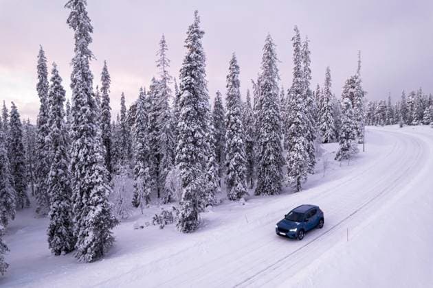 Aerial shot of a car driving across snow-capped forest in the Arctic landscape of Finnish Lapland, Pallas-Yllastunturi National Park, Muonio, Finland, Scandinavia, Europe Copyright: PaoloxGraziosi 1361-412