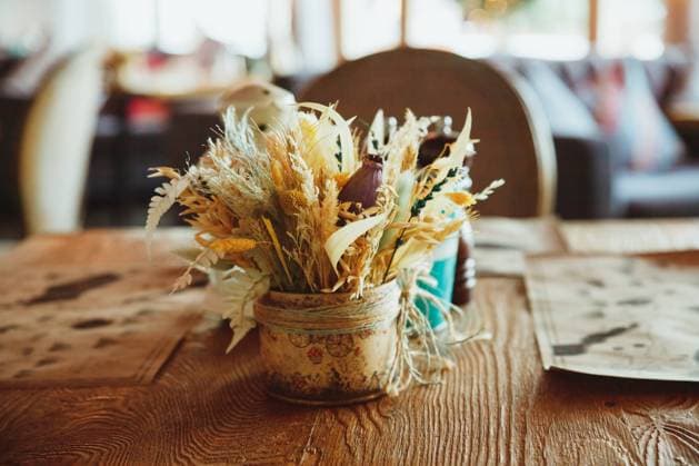 Stalks of dry wheat in vase on blurred background. Wheat spikelets. Image for design and interioir.Straws or dry plants.Stylish Eco interior concept. Minimalist interior cafe or coffee house. Stalks of dry wheat in transparent glass vase on white background. Wheat spikelets. Image for design and interioir. Copyright: x RECORD DATE NOT STATED