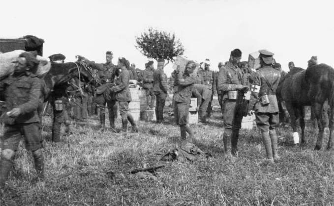RECORD DATE NOT STATED Battle of the Marne 1914 The quartermaster of the 1st Cameronians distributing rations on ration hill in Signy at the battle of the Marne on the Western Front in France during World War I on 8th September 1914. Date: 8th September 1914  Copyright: Copyrightx(c)Geminix2023.xCredit:xGemini 10267046
