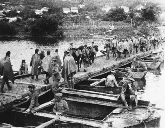 RECORD DATE NOT STATED Battle of the Marne 1914 Soldiers on a pontoon bridge at the Battle of the Marne on the Western Front in France during World War I on 10th September 1914 Date: 10th September 1914  Copyright: Copyrightx(c)Geminix2023.xCredit:xGemini 10267100