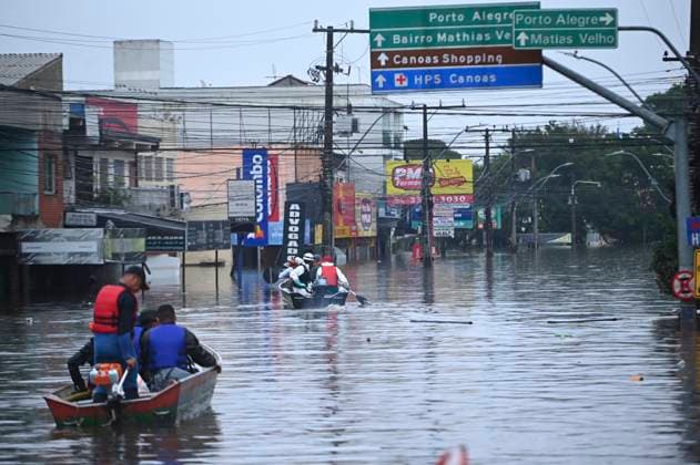 News Themen der Woche KW19 News Bilder des Tages CANOAS, RS - 10.05.2024: INUNDAÇÃO CANOAS RIO GRANDE DO SUL - Photo, Volunteers on boats during animal rescue. This Friday (10) the city of Canoas in Rio Grande do Sul continues to have several streets completely flooded, animal rescues being carried out by volunteers and a shelter at ULBRA University with more than 6 thousand people. x2536050x  TonxMolina