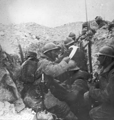 RECORD DATE NOT STATED French Front 1915 French soldiers in a trench at Souain on the French Front in France during World War I in 1915 Date: 1915  Copyright: Copyrightx(c)Geminix2023.xCredit:xGemini 10280706