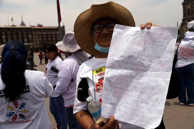 A mother of a missing person shows a letter as takes part during a protest on Mother s Day to demand that the government clarify the disappearances in front of the National Palace at Zocalo Square. Mexico City Mexico - ZUMAe321 20240510_zia_e321_015 Copyright: xLuisxBarronx
