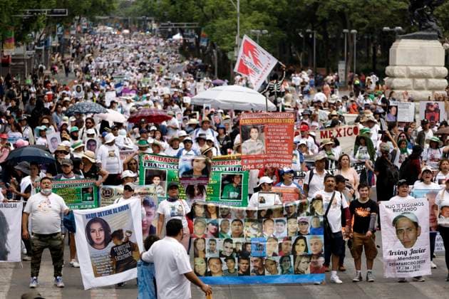 News Bilder des Tages Mothers and relatives of disappeared people take part during a protest on Mother s Day to demand that the government clarify the disappearances at Monument to the Mother course to the National Palace at Zocalo Square. Mexico City Mexico - ZUMAe321 20240510_zia_e321_010 Copyright: xLuisxBarronx
