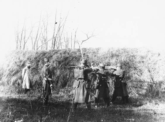 RECORD DATE NOT STATED French execution WWI French execution, at the First Battle of the Marne, of a German soldier condemned for atrocities during World War I Date: 1914  Copyright: Copyrightx(c)Geminix2023.xCredit:xGemini 10296487