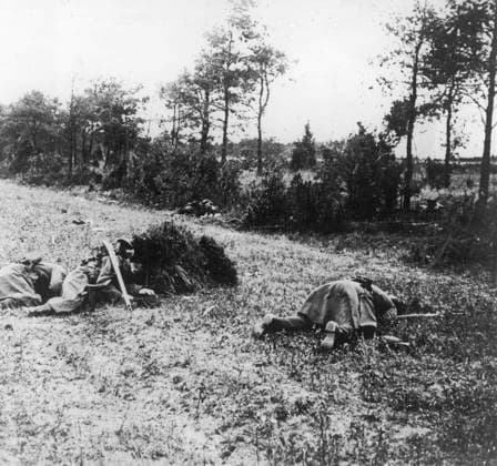RECORD DATE NOT STATED Fere-Champenoise battlefield WWI The remains after the great contending armies have passed, both French and German dead on the Fere-Champenoise battlefield (First Battle of the Marne) after the large-scale onslaught of the Allies on the retreating Germans. Date: 1914  Copyright: Copyrightx(c)Geminix2023.xCredit:xGemini 10296491