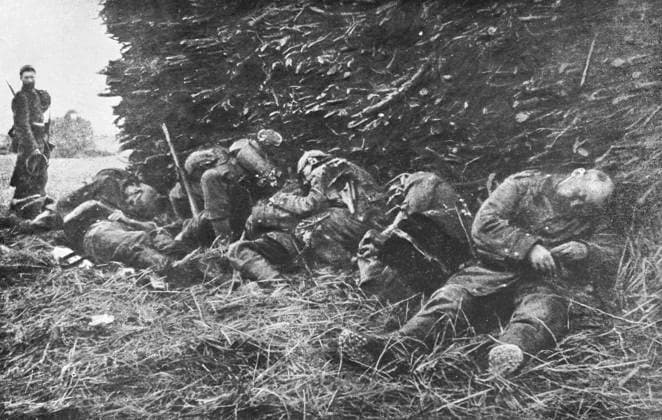 RECORD DATE NOT STATED Napping soldiers WWI Catching a nap under a pile of wood before the next onslaught during the First Battle of the Marne. Date: 1914  Copyright: Copyrightx(c)Geminix2023.xCredit:xGemini 10296496