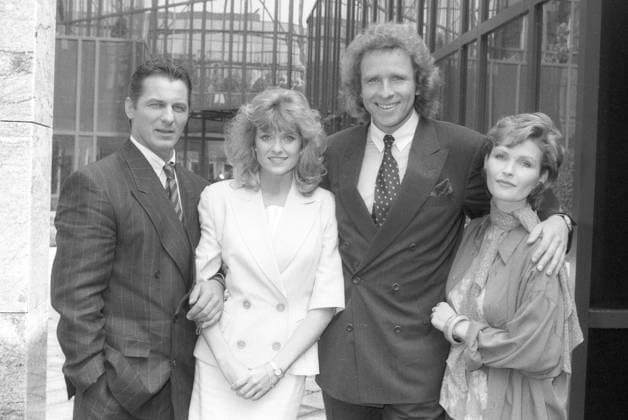 Archivbilder der Woche KW19 Eine Frau namens Harry , Hauptdarsteller innen 03 90 ue v.li.: Heinz Hoenig, Mandy Perryment, Thomas Gottschalk und Fiona Fullerton bei einem Pressefototermin zum Kinofilm Eine Frau namens Harry Deutschland deutsch deutscher deutsche britische englische Mann Männer Frau Frauen Schauspieler Schauspielerinnen Hauptdarstellerinnen Pressetermin Fototermin Kino Film Komödie Spielfilm german actors british actresses quer halb stehend neutral lächelnd sw *** A Woman Called Harry , leading actors inside 03 90 ue from left Heinz Hoenig, Mandy Perryment, Thomas Gottschalk and Fiona Fullerton at a press photo session for the movie A Woman Called Harry Germany German German British English man men woman women actors actresses leading act