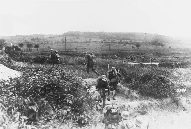 RECORD DATE NOT STATED German infantry WWI German infantry advancing in Artillery formation on the Aisne Canal during the Battle of the Aisne on the Western Front during World War I Date: May 1918  Copyright: Copyrightx(c)Geminix2023.xCredit:xGemini 10297816