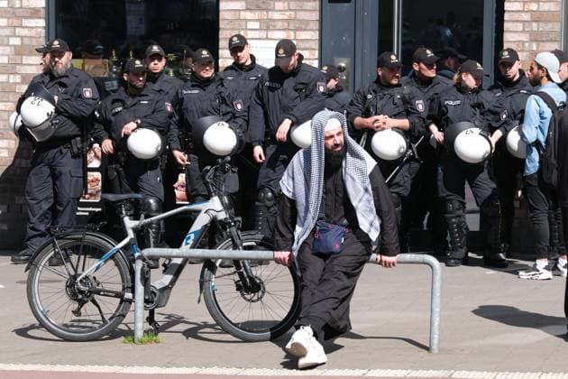 News Themen der Woche KW19 News Bilder des Tages Zu einer Demonstration des islamistischen Netzwerks Muslim Interaktiv haben sich am Samstag (11.05.2024) in Hamburg mehrere hundert Menschen versammelt. Die Kundgebung im Stadtteil St. Georg wurde von einem grossen Polizeiaufgebot begleitet (Foto vom 11.05.2024), es galten strenge Auflagen. (Siehe epd-Meldungen vom 11.05.2024) EDITORIAL USE ONLY *** Several hundred people gathered on Saturday 11 05 2024 in Hamburg for a demonstration by the Islamist network Muslim Interactive The rally in the St Georg district was accompanied by a large police contingent Photo from 11 05 2024 , strict conditions applied See epd Meldungen vom 11 05 2024 EDITORIAL USE ONLY Copyright: epd-bild StephanxWallocha epd-Islamisten_Demonstration9-kopieren