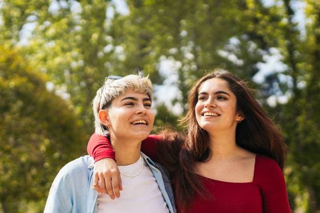 IMAGO Creative, Lifestyle, Frühling in der Stadt two young girls walking and smiling in a park Model Released PedroMerino_ID18689_556825_021 Copyright: xx