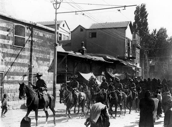 RECORD DATE NOT STATED General Chauvel and troops riding through Damascus General Sir Harry Chauvel (1865-1945) of the Australian Imperial Force, escorted by a squadron of the 2nd Light Horse Regiment as bodyguard, riding through Damascus on horseback during the First World War. They were followed by units representing his three Cavalry Divisions, including men from the UK, Australia, New Zealand, India and France. Date: 2 October 1918  Copyright: Copyrightx(c)Geminix2023.xCredit:xGemini 10511534