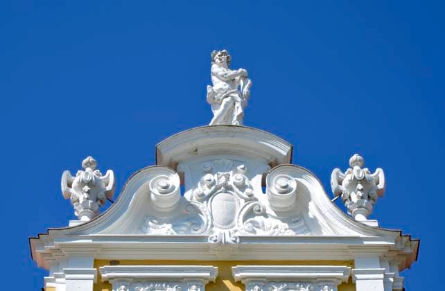 reliefierter Sprenggiebel, Magdeburg südseitiger reliefierter barocker Sprenggiebel am Landtagsgebäude von Sachsen Anhalt am Domplatz in Magdeburg Copyright: xZoonar.com RalfxMartinxHentrichx 12374122
