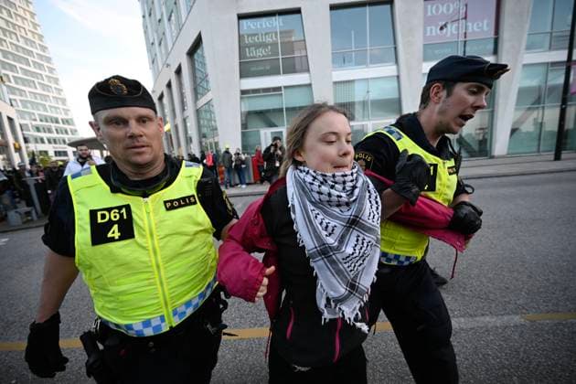 Bilder des Jahres 2024, News 05 Mai News Themen der Woche KW19 News Bilder des Tages Eurovision Song Contest ESC in Malmö, Greta Thunberg wird vom Veranstaltungsort entfernt MALMÖ, SVERIGE 20240511 Klimataktivisten Greta Thunberg tas omhand av polis utanför Malmö Arena i Malmö, Sverige, lördag 11 maj, 2024. Demonstrationen vänder sig mot Israels deltagande i den 68:e upplagan av Eurovision Song Contest (ESC) i Malmö Arena. MALMÖ SVERIGE x50090x *** MALMÖ, SWEDEN 20240511 Climate activist Greta Thunberg is taken care of by police outside Malmö Arena in Malmö, Sweden, Saturday, May 11, 2024 The demonstration opposes Israels participation in the 68th edition of the Eurovision Song Contest ESC in Malmö Arena MALMÖ SWEDEN x50090x  Copyright: xJohanxNilsson TTx DEMONSTRATION EUROVISION SONG CONTEST MALMÖ Y5NoWnMCQtE