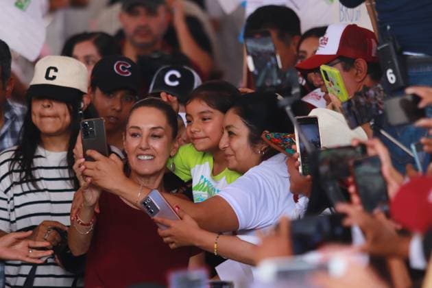 Mexiko, Claudia Sheinbaum Wahlkampfveranstaltung in Mexiko-Stadt Presidential Candidate Claudia Sheinbaum Campaign Rally in Chalco Claudia Sheinbaum Pardo, candidate for the Presidency of Mexico by the Sigamos Haciendo Historia coalition, takes selfies with their supporters as arrive at a political rally in Chalco, located east of the State of Mexico as part of her campaign tour of the State of Mexico. on May 11, 2024 in Mexico City, Mexico. (photo by Carlos Santiago Eyepix Group) Copyright: xCarlosxSantiago xEyepixxGroupx CS_11052024_119688