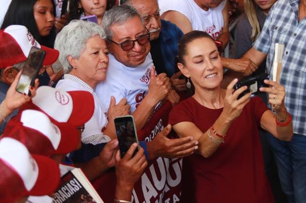 Mexiko, Claudia Sheinbaum Wahlkampfveranstaltung in Mexiko-Stadt Presidential Candidate Claudia Sheinbaum Campaign Rally in Chalco Claudia Sheinbaum Pardo, candidate for the Presidency of Mexico by the Sigamos Haciendo Historia coalition, takes selfies with their supporters as arrive at a political rally in Chalco, located east of the State of Mexico as part of her campaign tour of the State of Mexico. on May 11, 2024 in Mexico City, Mexico. (photo by Carlos Santiago Eyepix Group) Copyright: xCarlosxSantiago xEyepixxGroupx CS_11052024_119689