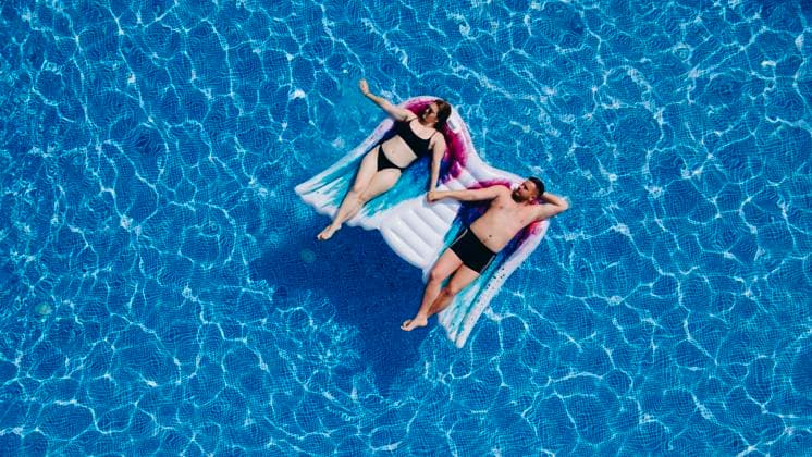 Above vertical view of people young couple taking hands with love and having fun on the blue clear swimming pool together enjoying the summer holiday vacation with trendy coloured mattress Above vertical view of people young couple taking hands with love and having fun on the blue clear swimming pool together enjoying the summer holiday vacation with trendy coloured mattress. Copyright: x RECORD DATE NOT STATED