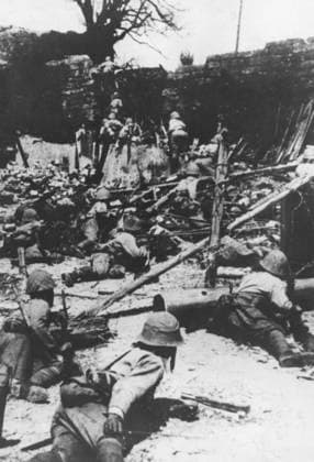 RECORD DATE NOT STATED Japanese attack Chungking Japanese troops launch an attack on Chungking (Chongqing) during the Second Sino-Japanese War. From the end of 1938 Chungking became the base and provisional capital of Chiang Kai-Shek s KMT. Despite much aerial bombardment and attempts to take the city, it stood firm until the end of the war. Date: 1937-1945  Copyright: Copyrightx(c)Geminix2023.xCredit:xGemini 10652720