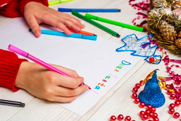 Kids hand with felt-tip pen writes a letter to Santa Little child writes letter to Santa. Kids hand with felt-tip pen writes a letter to Santa. Wishlist Copyright: x RECORD DATE NOT STATED