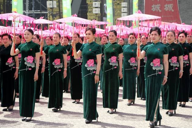 News Themen der Woche KW19 News Bilder des Tages Mother s Day LINYI, CHINA - MAY 12, 2024 - Elderly women perform cheongsam display at Tanguo Ancient City scenic spot in Linyi city, Shandong province, China, May 12, 2024. Linyi Shandong China  Copyright: xCFOTOx i1715490194354