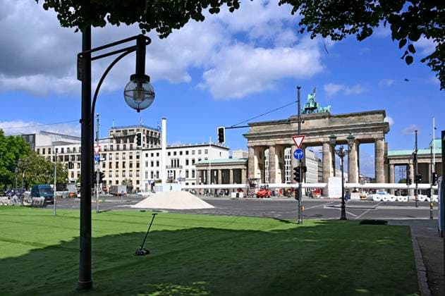 Aufbau der Fan-Zone zur Fußball-Europameisterschaft UEFA EURO 2024 am Brandenburger Tor. Die Straße des 17. Juni in Berlin-Mitte ist deswegen seit Montag für fast drei Monate gesperrt. Es wird Kunstrasen verlegt, der 100 Prozent recyclingfähig ist und nach Abschluss der Europameisterschaft auf Bolzplätzen in Berlin weiterverwendet wird. Berlin, 11.05.2024