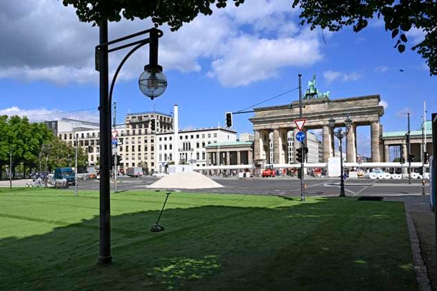 Aufbau der Fan-Zone zur Fußball-Europameisterschaft UEFA EURO 2024 am Brandenburger Tor. Die Straße des 17. Juni in Berlin-Mitte ist deswegen seit Montag für fast drei Monate gesperrt. Es wird Kunstrasen verlegt, der 100 Prozent recyclingfähig ist und nach Abschluss der Europameisterschaft auf Bolzplätzen in Berlin weiterverwendet wird. Berlin, 11.05.2024