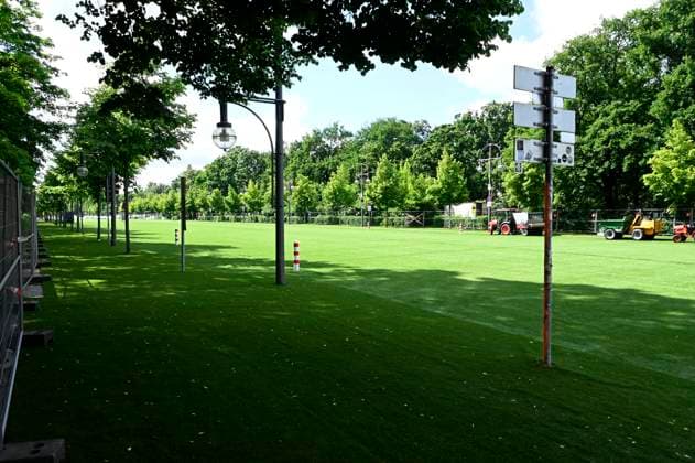 Aufbau der Fan-Zone zur Fußball-Europameisterschaft UEFA EURO 2024 am Brandenburger Tor. Die Straße des 17. Juni in Berlin-Mitte ist deswegen seit Montag für fast drei Monate gesperrt. Es wird Kunstrasen verlegt, der 100 Prozent recyclingfähig ist und nach Abschluss der Europameisterschaft auf Bolzplätzen in Berlin weiterverwendet wird. Berlin, 11.05.2024
