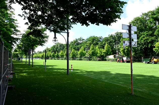 Aufbau der Fan-Zone zur Fußball-Europameisterschaft UEFA EURO 2024 am Brandenburger Tor. Die Straße des 17. Juni in Berlin-Mitte ist deswegen seit Montag für fast drei Monate gesperrt. Es wird Kunstrasen verlegt, der 100 Prozent recyclingfähig ist und nach Abschluss der Europameisterschaft auf Bolzplätzen in Berlin weiterverwendet wird. Berlin, 11.05.2024