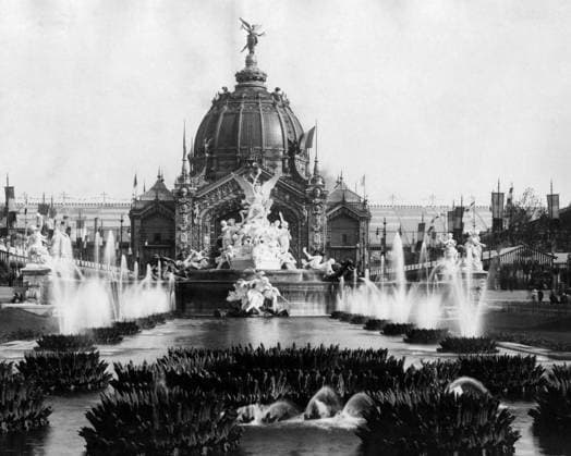 RECORD DATE NOT STATED Scene during the Universal Exhibition, Paris, 1900 Scene during the Universal Exhibition (Exposition Universelle), Paris, France, with a large fountain and a domed building. Date: 1900  Copyright: Copyrightx(c)Geminix2023.xCredit:xGemini 10693503