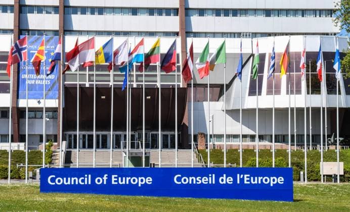 Europarat in Strassburg (Strasbourg). 1949 gegründet, ist der Europarat , Conseil De L«ƒurope , mit 46 Mitgliedern die aelteste und grösste zwischenstaatliche Organisation Europas. *** Council of Europe in Strasbourg Strasbourg Founded in 1949, the Council of Europe , Conseil De L ƒurope , is the oldest and largest intergovernmental organization in Europe with 46 members