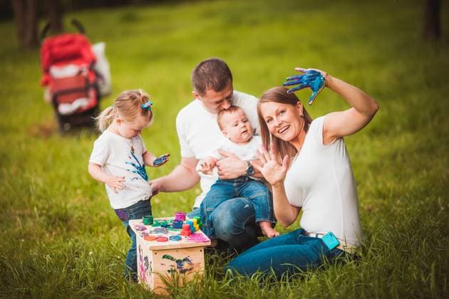Happy family with nesting box and paints Happy family with nesting box and colorful paints in green summer forest ,model released, Symbolfoto Copyright: xZoonar.com NataliiaxxSdobnikovax 6849749 ,model released, Symbolfoto ,property released