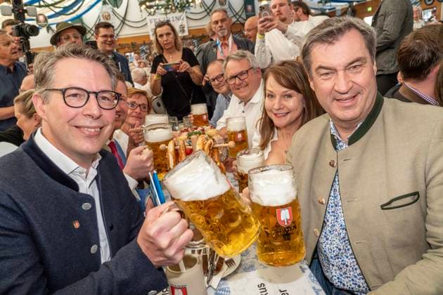 Bilder des Jahres 2024, News 05 Mai News Themen der Woche KW19 News Bilder des Tages Markus Söder, CSU, Bayerischer Ministerpräsident, Markus Blume (links), Wissenschaftsminister, Europawahlkampf bei der Truderinger Festwoche, München, 12. Mai 2024 Deutschland, München, 12. Mai 2024, Markus Söder, (rechts) CSU, Bayerischer Ministerpräsident, und Markus Blume, CSU, Bayerischer Wissenschaftsminister, stoßen mit Maß Bier an, CSU-Veranstaltung im vollbesetzten Bierzelt, Truderinger Festwoche, traditionelles bayerisches Volksfest im Münchner Stadtteil Trudering, Rede Söder, Europawahlkampf, Wahlkampf, Sonntagabend, Politik, Bayern, *** Markus Söder, CSU, Bavarian Minister President, Markus Blume left , Minister of Science, European election campaign at the Truderinger Festwoche, Munich, May 12, 2024 Germany, Munich, Ma