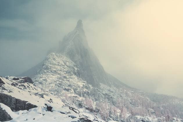 Creative Highlights World The jagged spire of Prusik Peak peeks through the clouds in the Leavenworth, Washington, United States R_GASU240510F-1430495-01