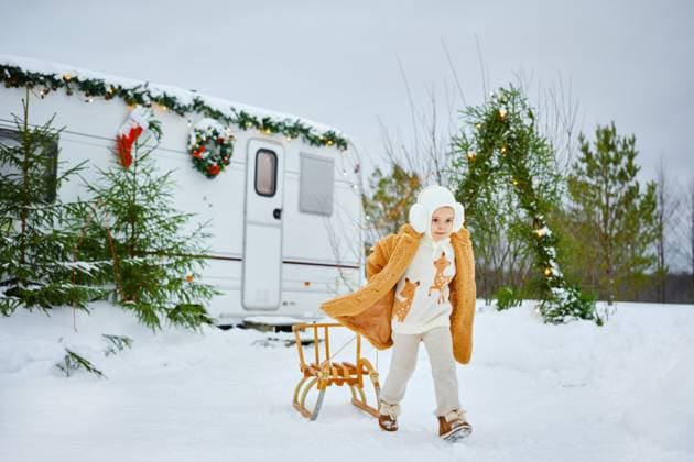 A happy little girl child in a fur coat walks in winter with a sled Moscow, Moscow, Russia R_OLSA24051186-1311589-01 ,model released, Symbolfoto
