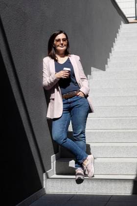 Smiling Beautiful Brunette Woman Hold Paper Cup Of Coffee Standing On Stairs Near Office Outdoor, Dressed In Stylish Casual Clothes, Summer Sunny Day. Taking A Break. Lifestyle Portrait Mature Female. Smiling Beautiful Brunette Woman Hold Paper Cup Of Coffee Standing On Stairs Near Office Outdoor, Dressed In Stylish Casual Clothes, Summer Sunny Day. Taking A Break. Lifestyle Portrait Mature Female Copyright: x RECORD DATE NOT STATED