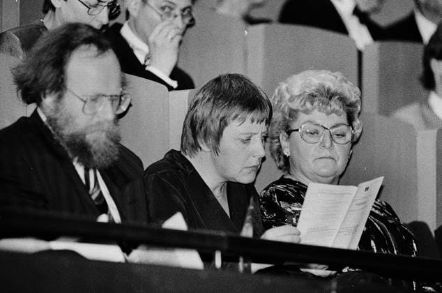 Archivbilder der Woche KW19 Neueröffnung Oper 19.12.1992,Chemnitz , Neueroeffnung und Bühnenweihe des Opernhauses am Theaterplatz, Punkt 17.15 Uhr hebt sich der Vorhang für Parsifal . vl: SPD Vize Wolfgang Thierse, Bundesministerin Angela Merkel und OB Gattin Brigitte Pilz Chemnitz BRD Sachsen *** New opening of the opera 19 12 1992, Chemnitz, new opening and stage inauguration of the opera house on Theaterplatz, the curtain rises for Parsifal at 5