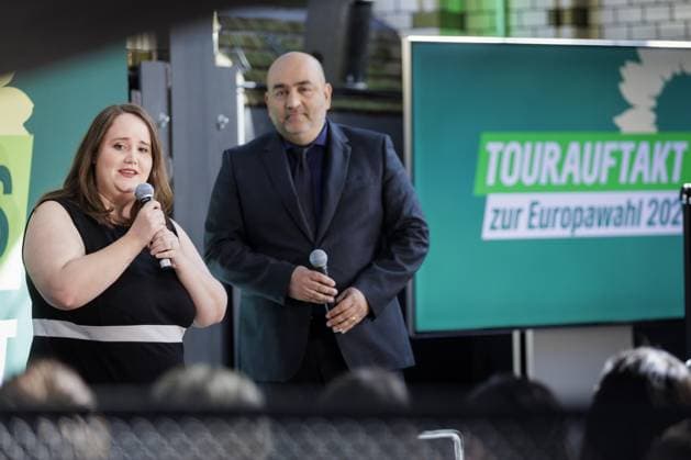 Ricarda Lang, Bundesvorsitzende von BUENDNIS 90 DIE GRUENEN, und Omid Nouripour, BUENDNIS 90 DIE GRUENEN, aufgenommen im Rahmen einer Presseveranstaltung in Berlin, 13.05.2024. Heute starten die Wahlkampftouren zur Europawahl von BUENDNIS 90 DIE GRUENEN Berlin Deutschland *** Ricarda Lang, Federal Chairwoman of BUENDNIS 90 DIE GRUENENEN, and Omid Nouripour, BUENDNIS 90 DIE GRUENENEN, pictured at a press event in Berlin, 13 05 2024 The campaign tours for the European elections of BUENDNIS 90 DIE GRUENENEN Berlin Germany start today Copyright: xKiraxHofmannxphotothek.dex