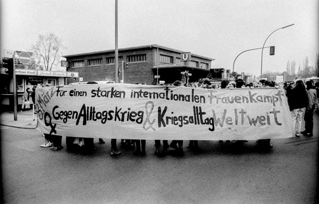 Archivbilder der Woche KW20 Frauentag Deutschland, Berlin, 08.03.1991, Frauendemo zum 8. März, (Internationaler Frauentag), am S-Bahnhof Gesundbrunnen, Â *** Womens Day Germany, Berlin, 08 03 1991, Womens demonstration on March 8, International Womens Day, at Gesundbrunnen station, Â