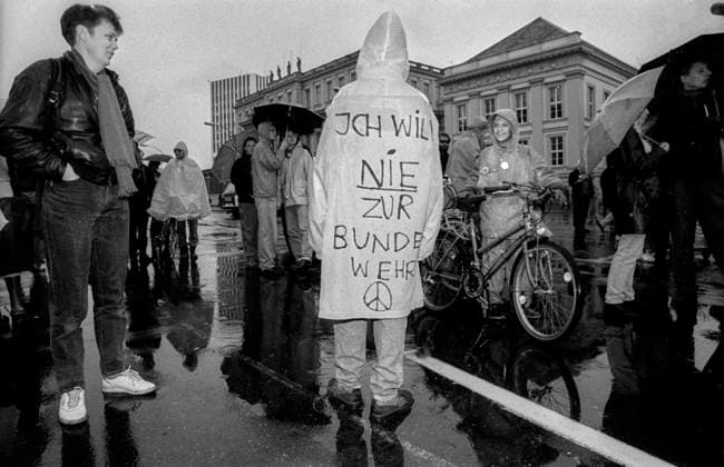 Archivbilder der Woche KW19 DeserteurDemo Deutschland, Berlin, 17.11.1990, Deserteur - Demo, Demo von Gegnern der Wehrpflicht und der Bundeswehr an sich, Ich will nie zur Bundeswehr, Â *** DeserterDemo Germany, Berlin, 17 11 1990, Deserter Demo, Demo by opponents of compulsory military service and the Bundeswehr itself, I never want to join the Bundeswehr, Â